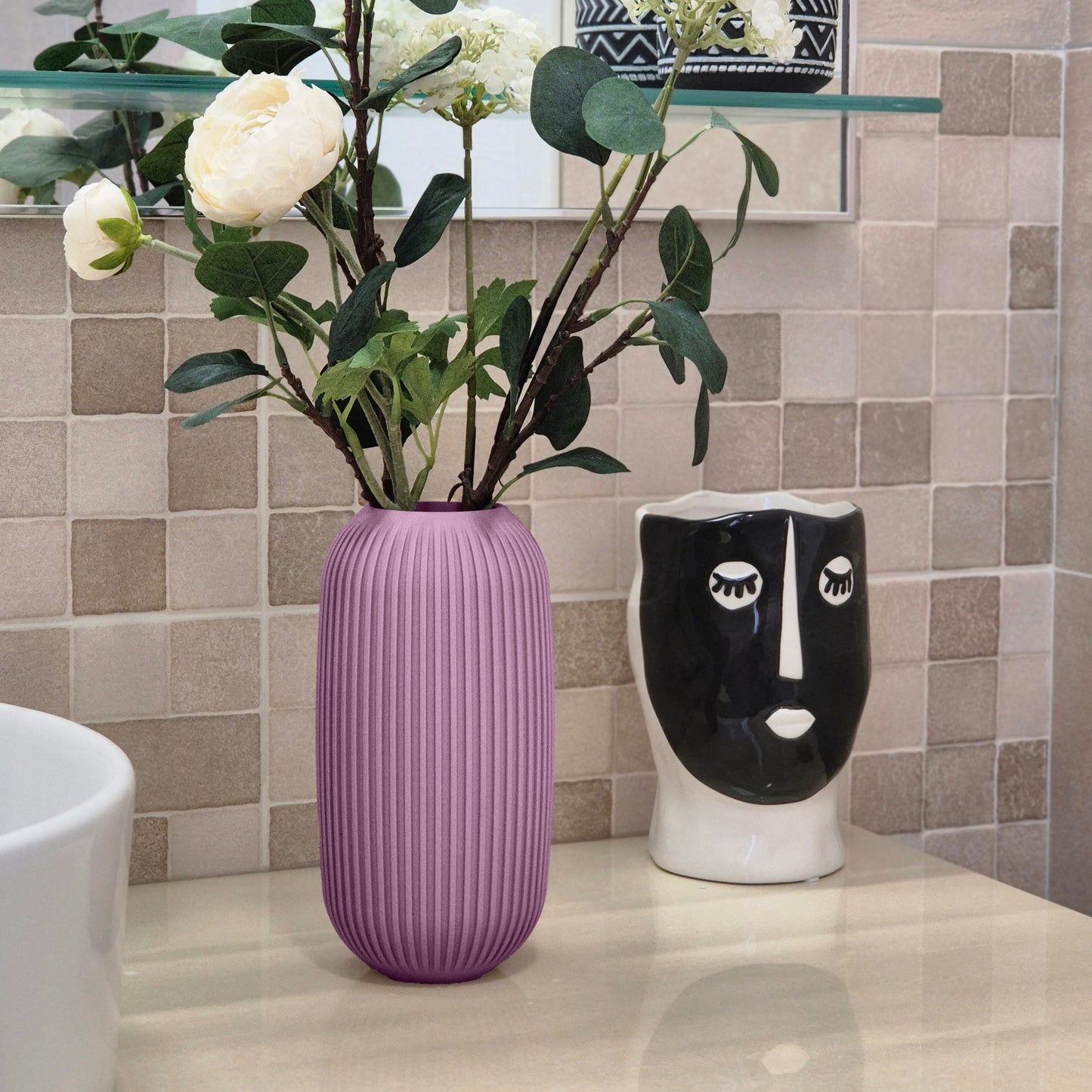 Vaso portafiori Kiri porpora posizionato come oggetto d'arredamento