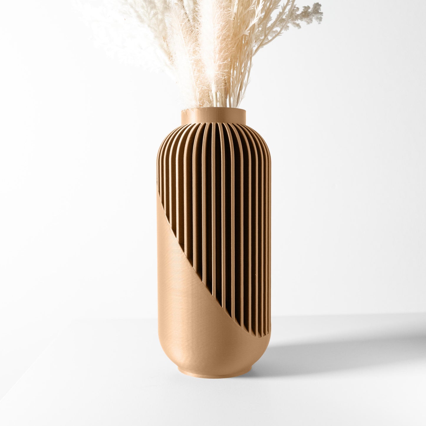 Vaso beige in stile orientale alto e con linee verticali