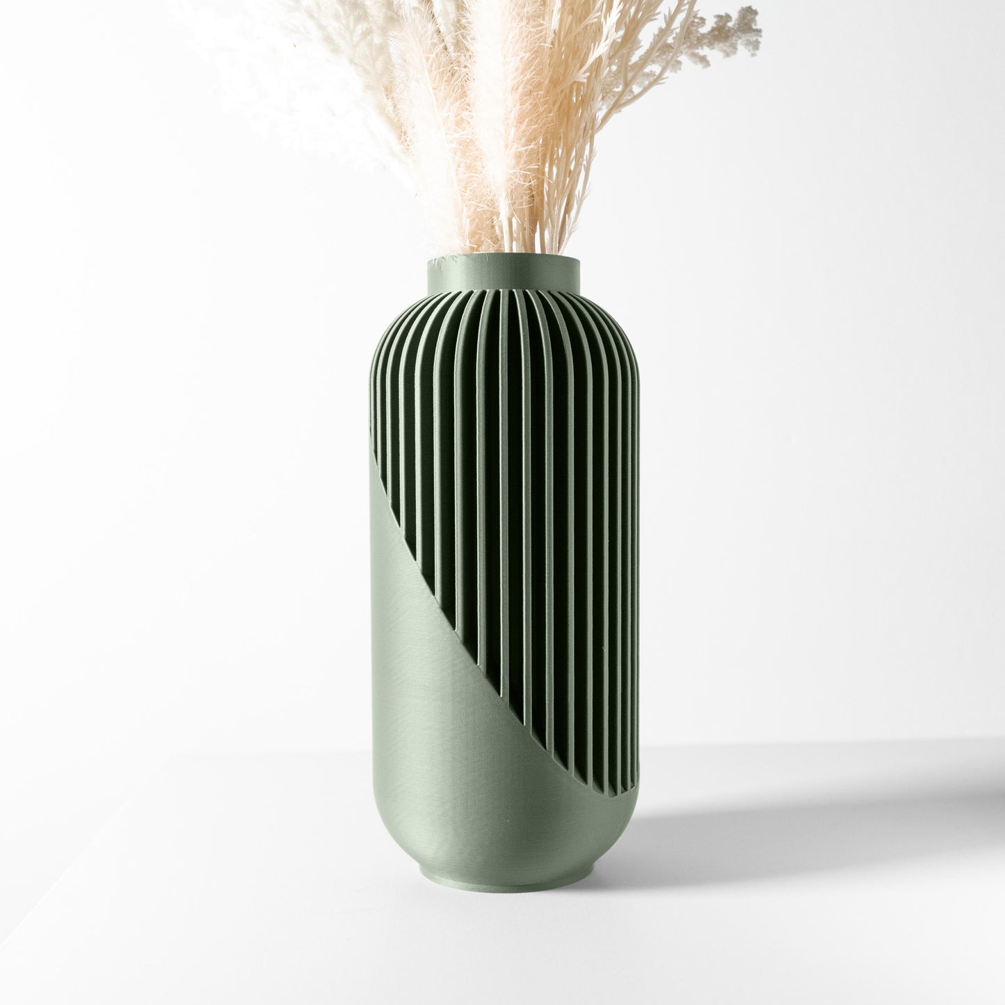 Vaso verde con stile orientale e all'interno fiori finti perfetti per il design totale dell'immagine