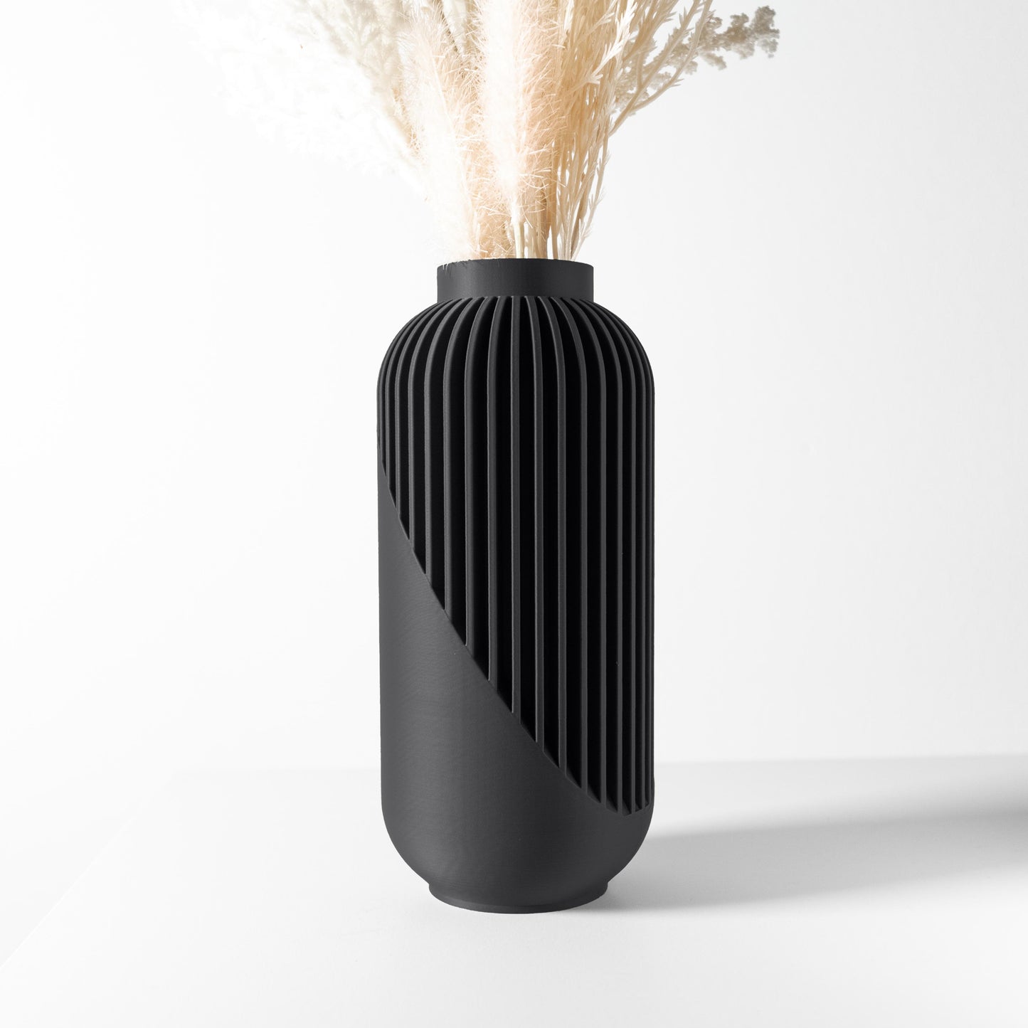 Vaso nero orientale con linee verticali