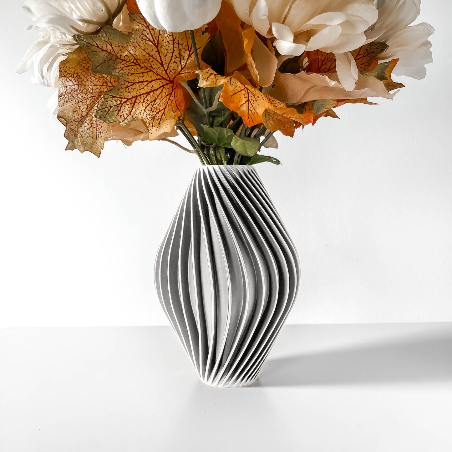 Vaso bianco con linee ondulate moderno e raffinato