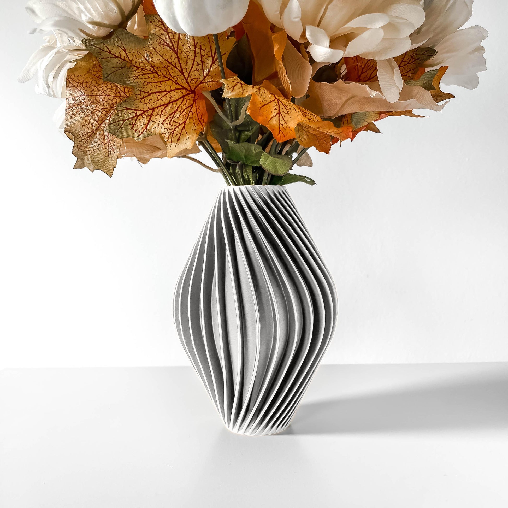 Vaso bianco con linee ondulate moderno e raffinato