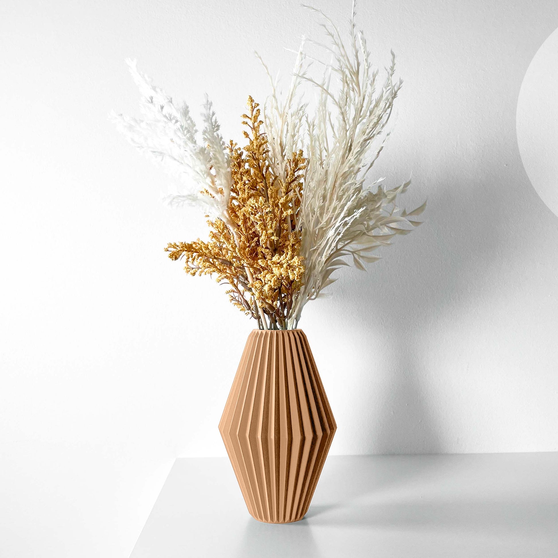 Vaso beige moderno e di design