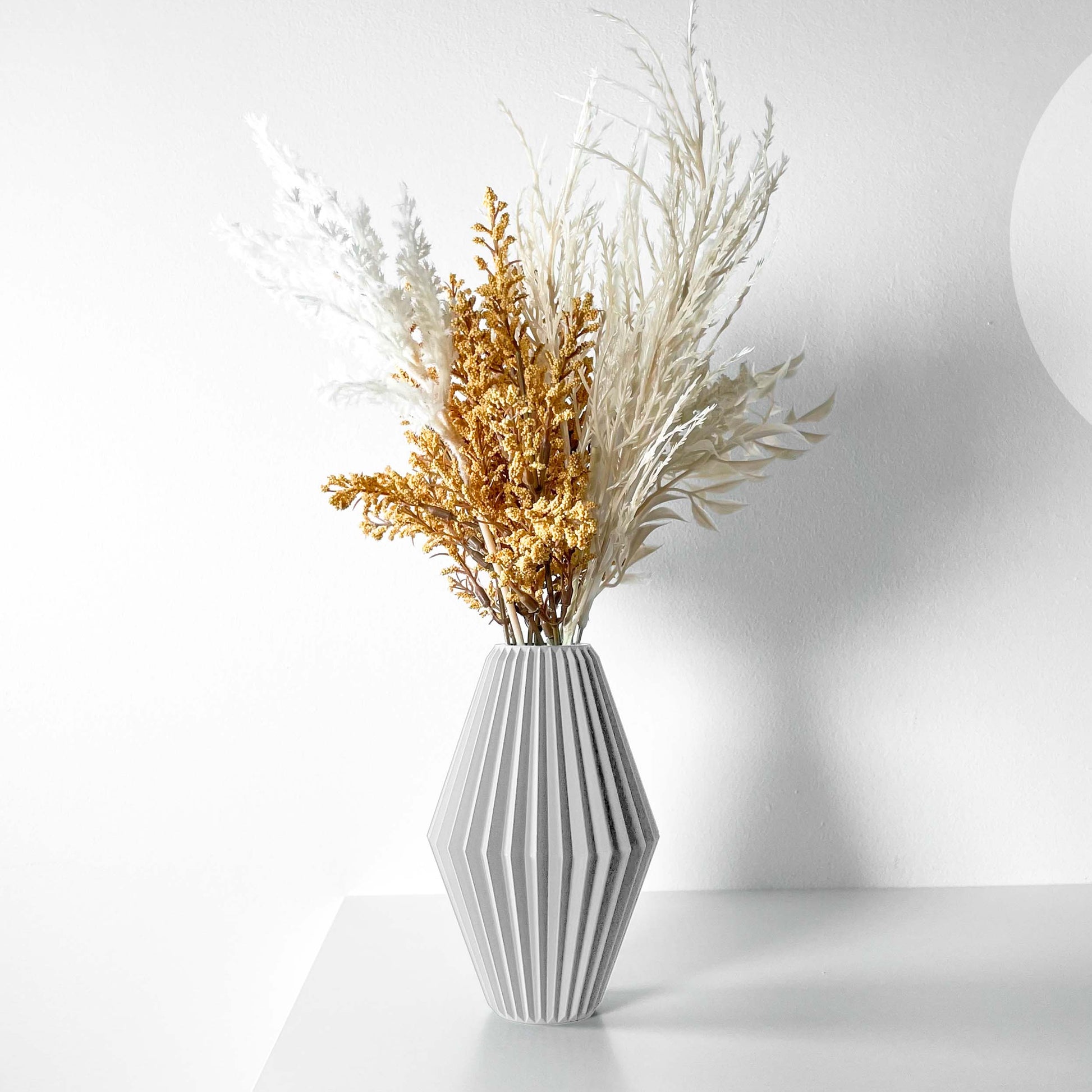 Portafiori con linee contemporanee unico come oggetto d'arredamento.Vaso bianco