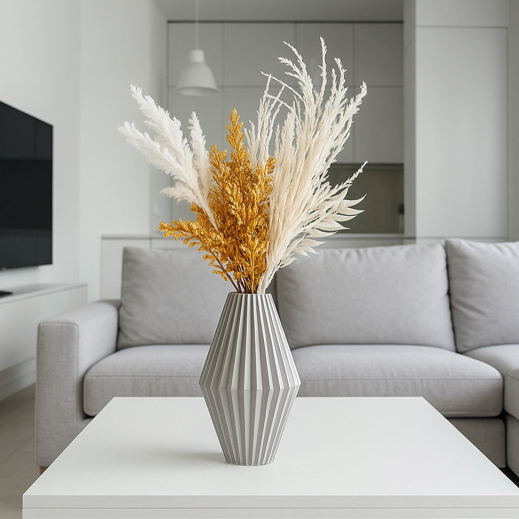 Vaso bianco all'interno di una casa moderna con colori chiari che prevalgono, rendendo l'ambiente minimal ed elegante