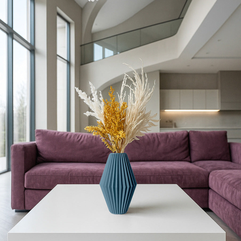 Vaso blu abbinato a colori stravaganti di un arredamento di design moderno lussuoso