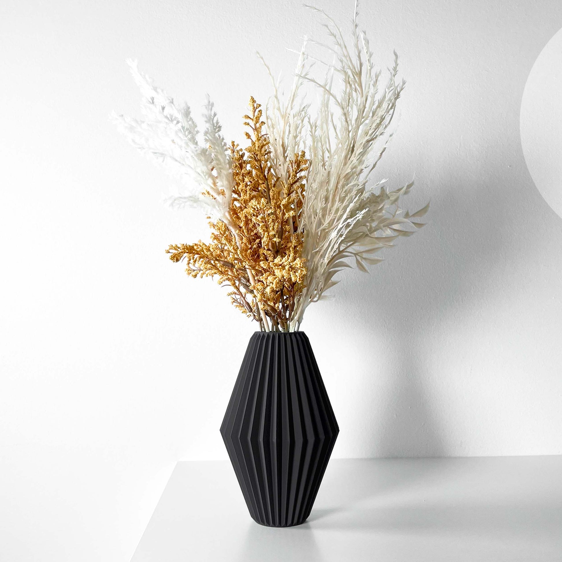 Vasetto nero moderno per l'arredamento di case moderne