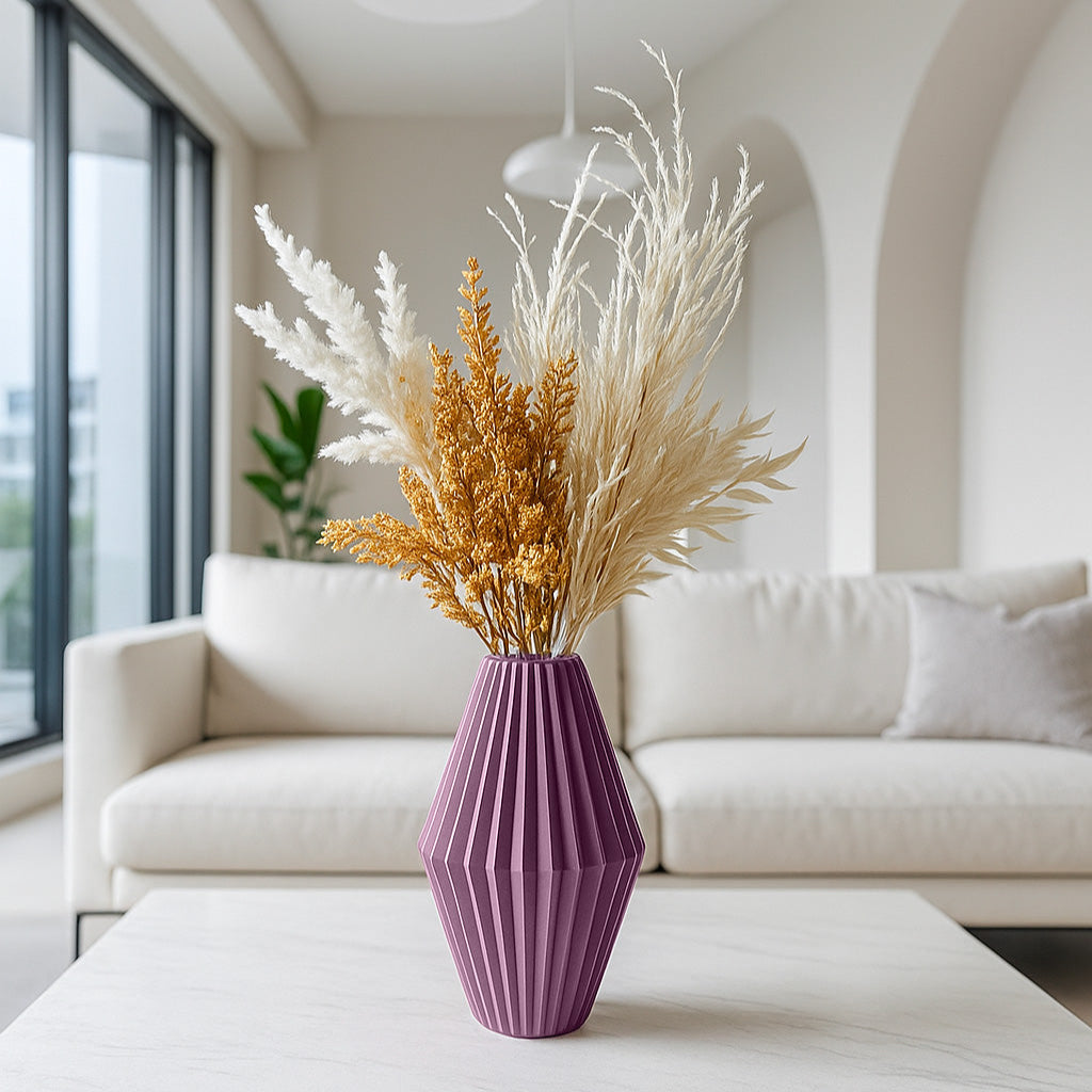 Vaso porpora moderno appoggiato ad un tavolino bianco di design all'interno di una casa bellissima bianca