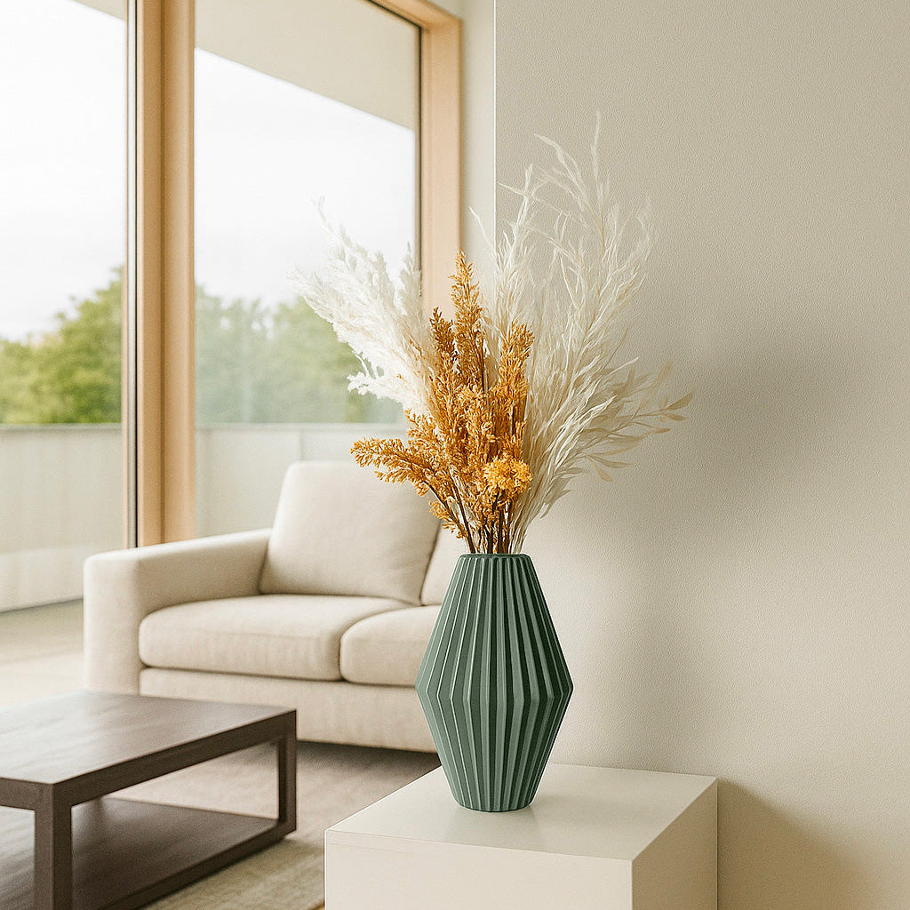 Vaso originale verde in un contesto di casa moderna sui toni del bianco