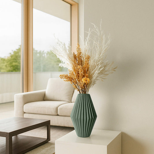 Vaso originale verde in un contesto di casa moderna sui toni del bianco