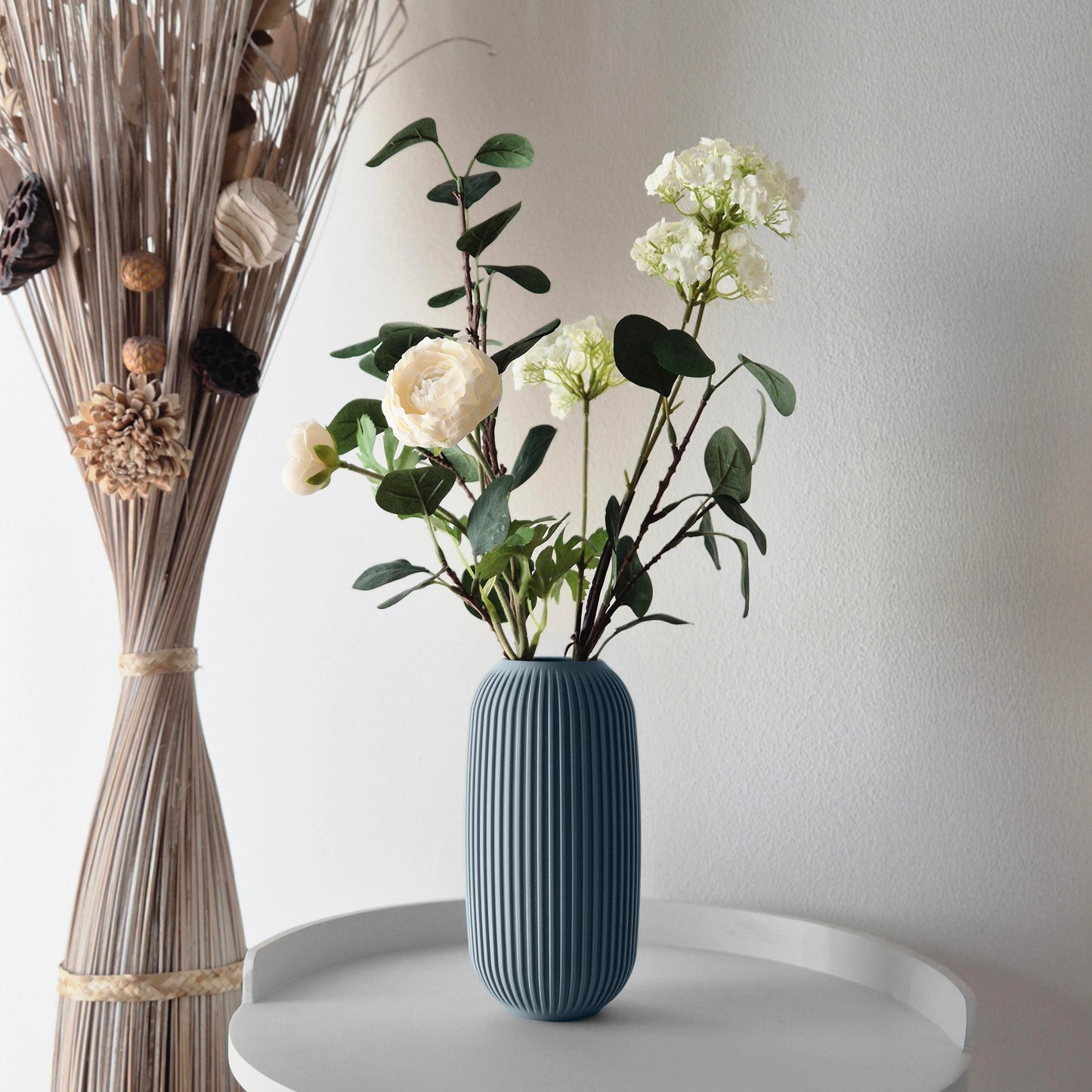 Vaso portafiori Kiri in colorazione blu utilizzato come oggetto d'arredo