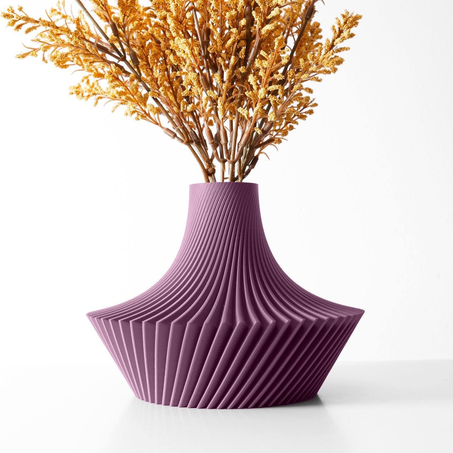 Vaso color porpora per l'arredamento di ambienti moderni