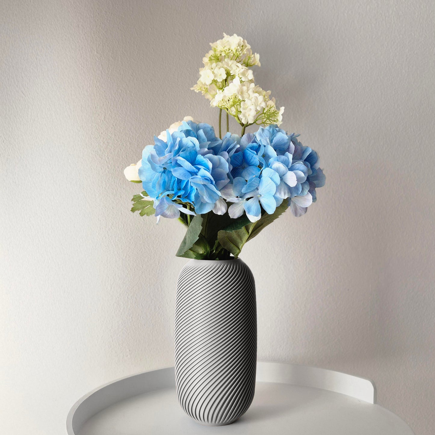 Vaso bianco per arredare case moderne, perfetto per spazi minimal e contemporanei
