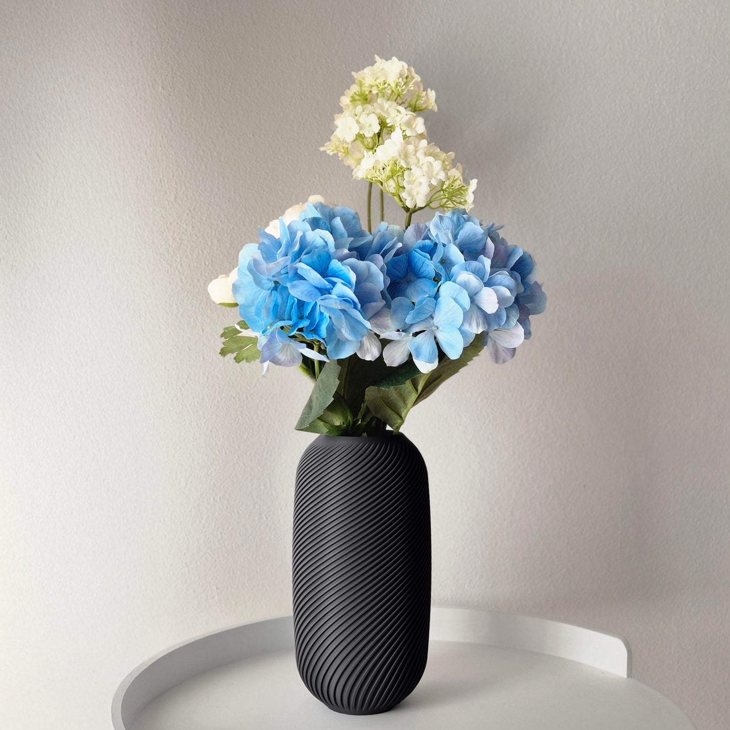 Vaso nero moderno per arredare ambienti minimal