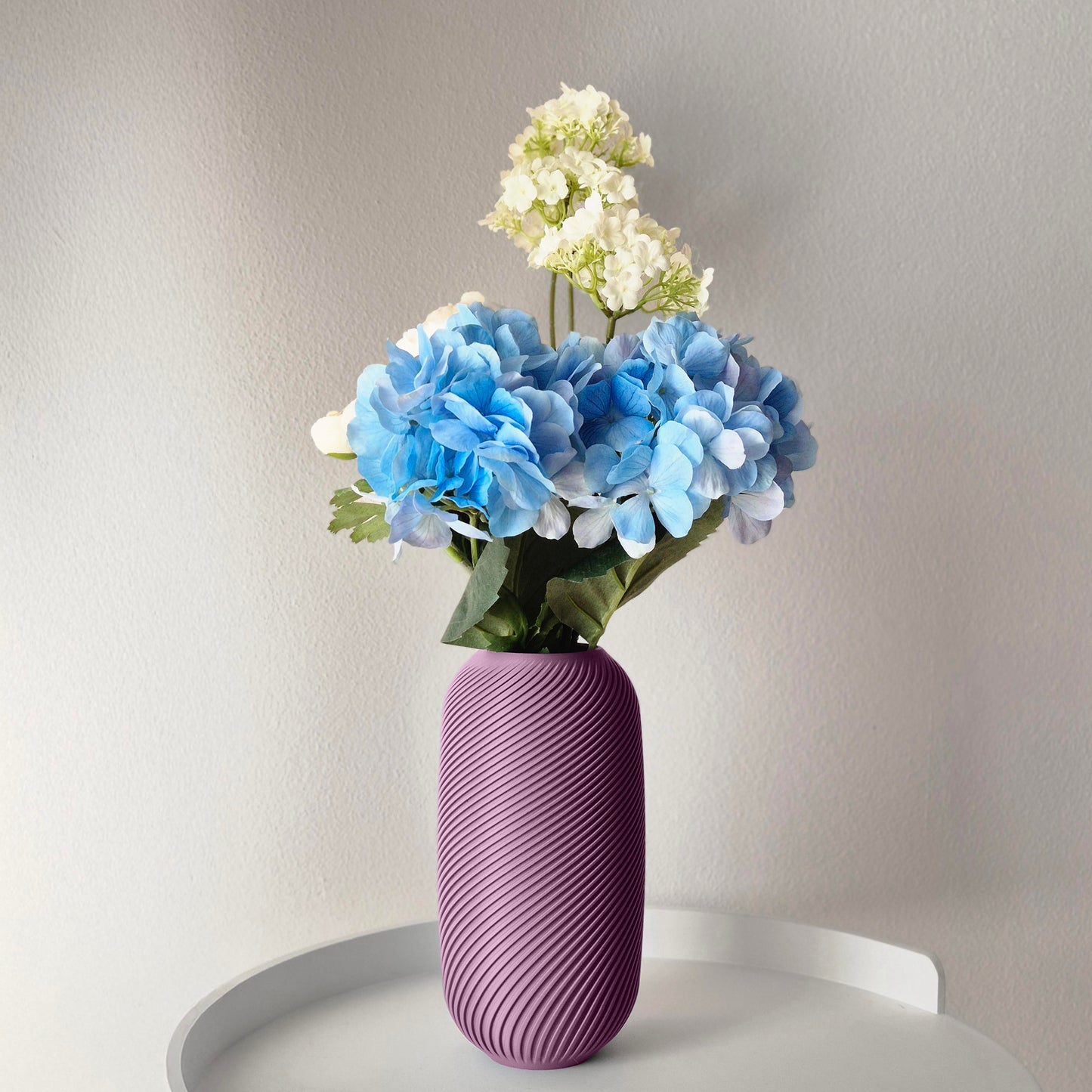 Vaso porpora: oggetto d'arredamento modero