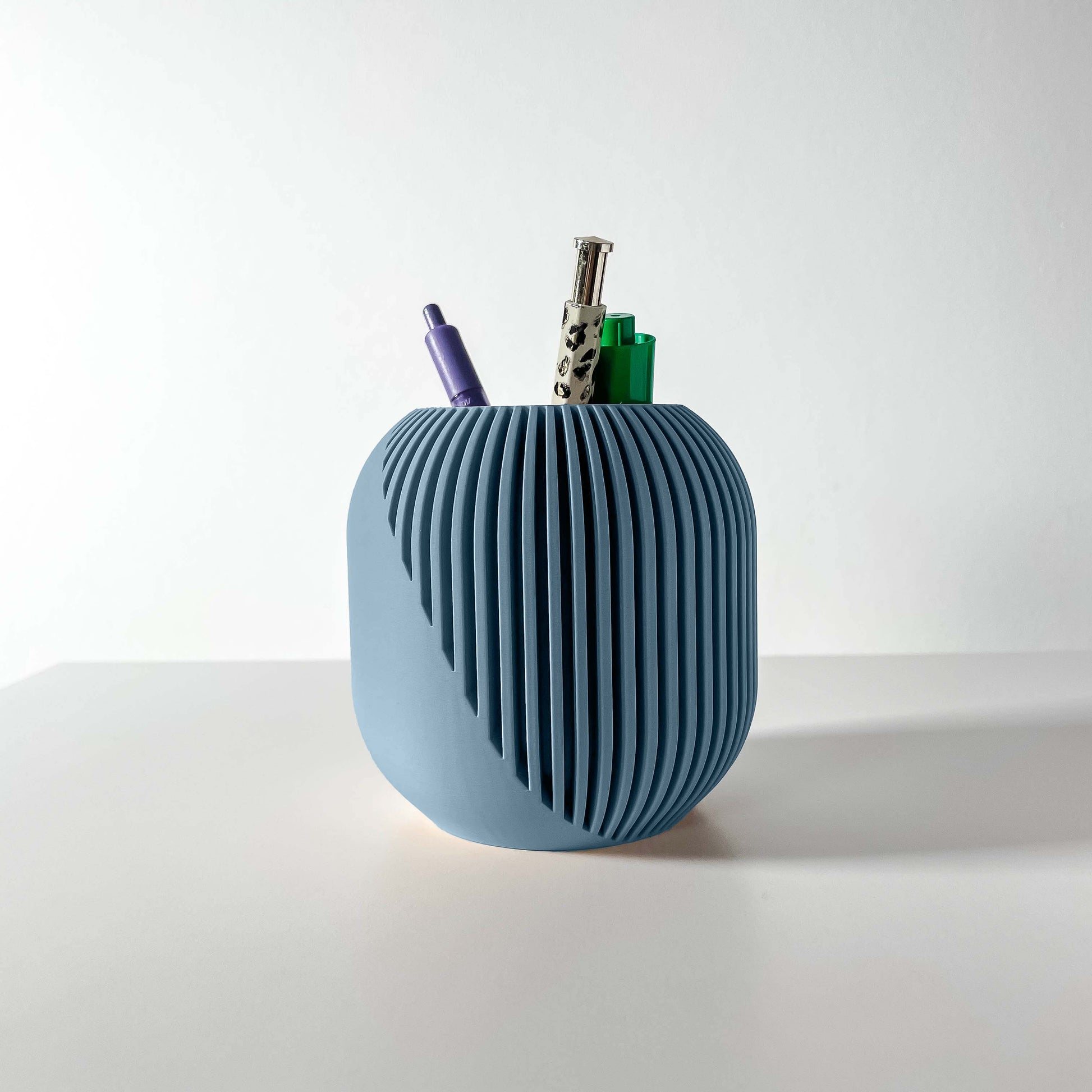 Portapenne moderno blu per un ufficio con carattere