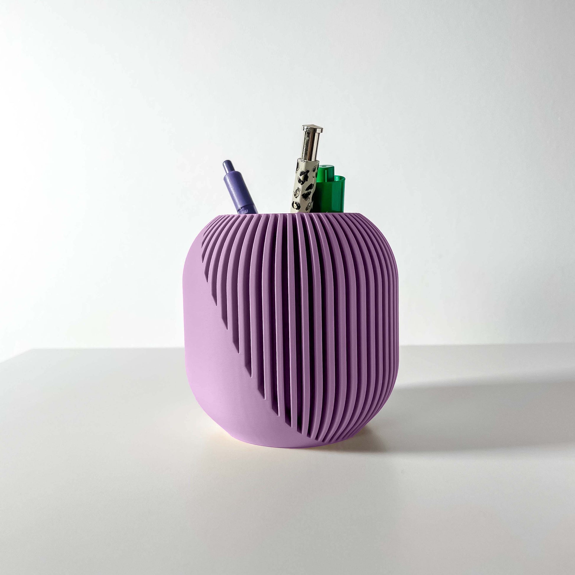 Portapenne moderno porpora per il design della tua scrivania