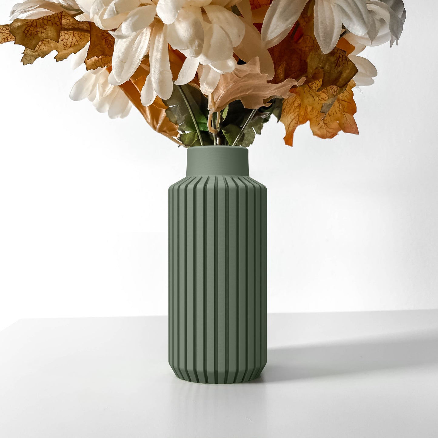 Vaso verde allungato con linee verticali raffinate