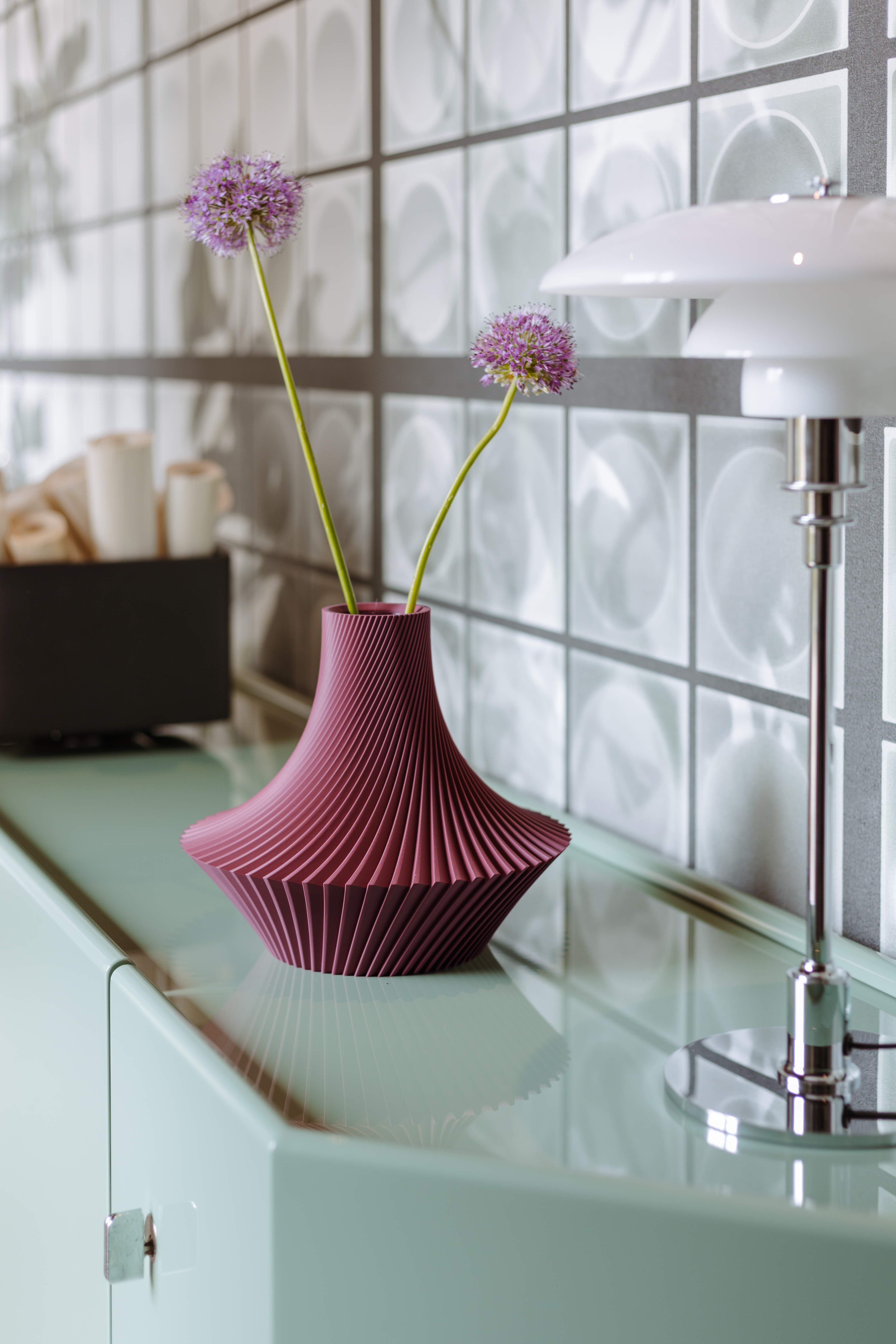 Vaso a spirale borgogna foto ambientata