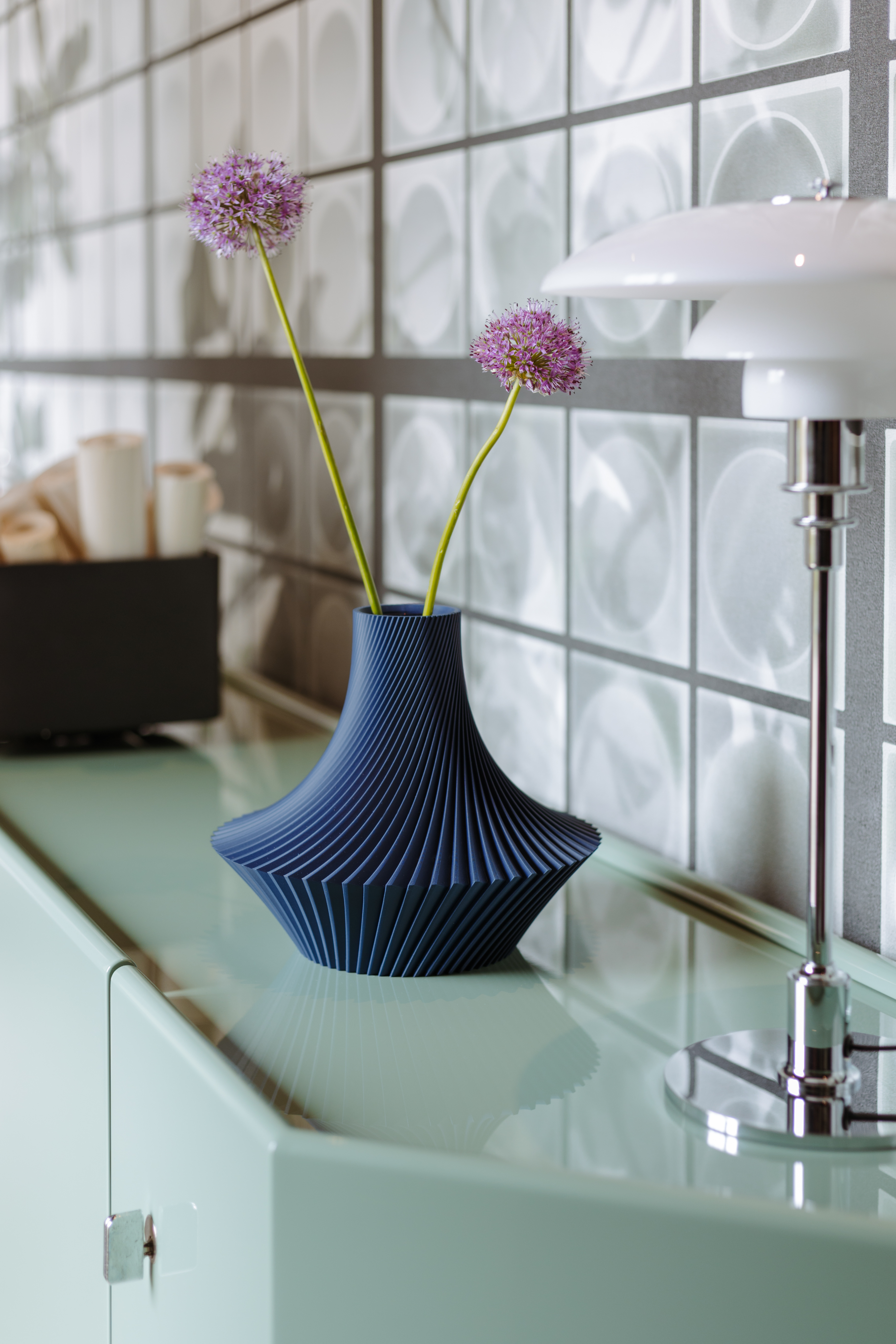 Vaso a spirale blu foto ambientata