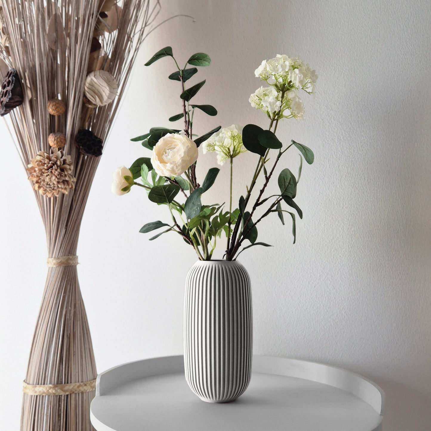Vaso bianco Kiri utilizzato per l'arredamento degli ambienti moderni