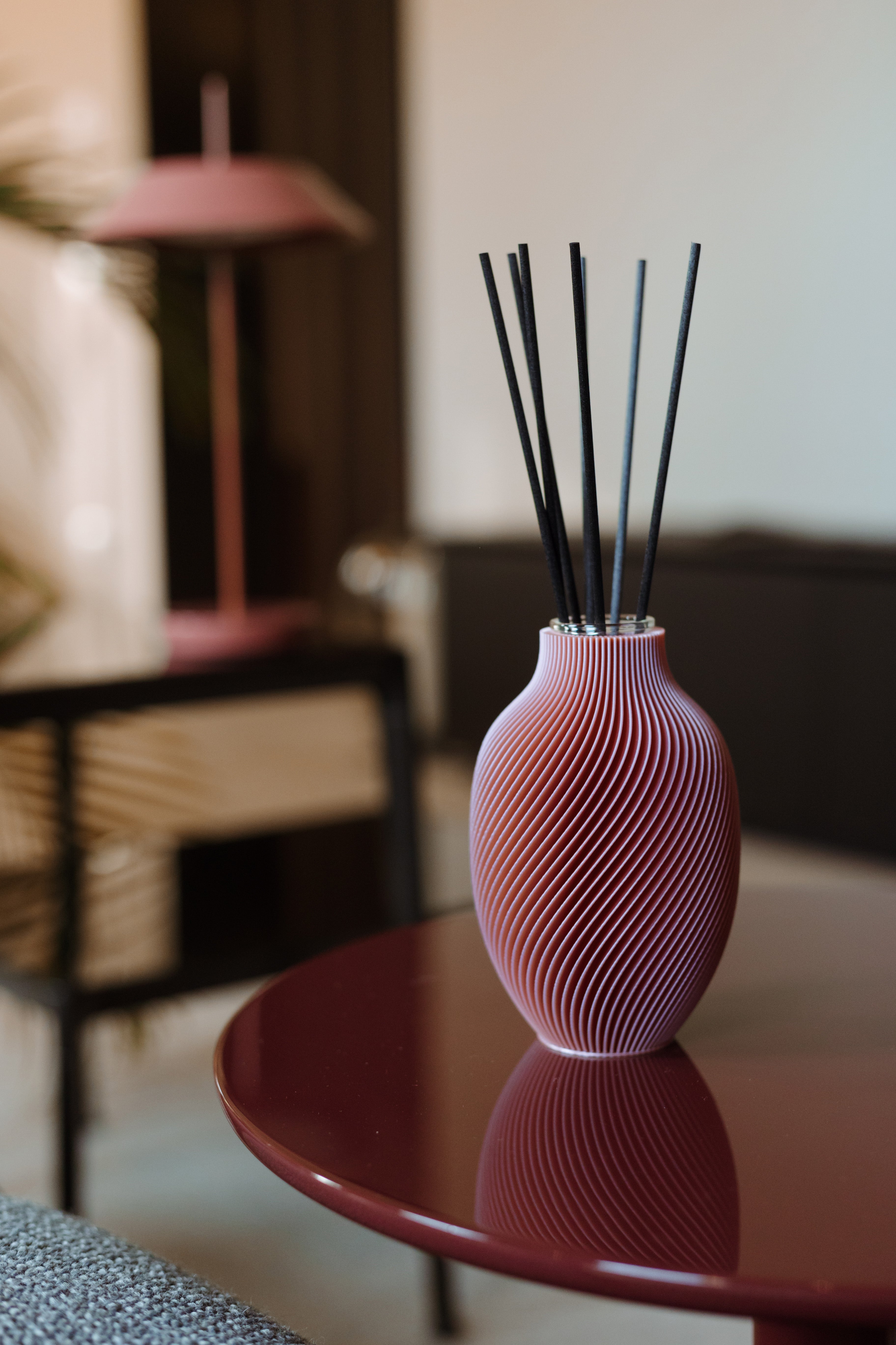 Diffusore di profumo sopra ad un tavolino moderno