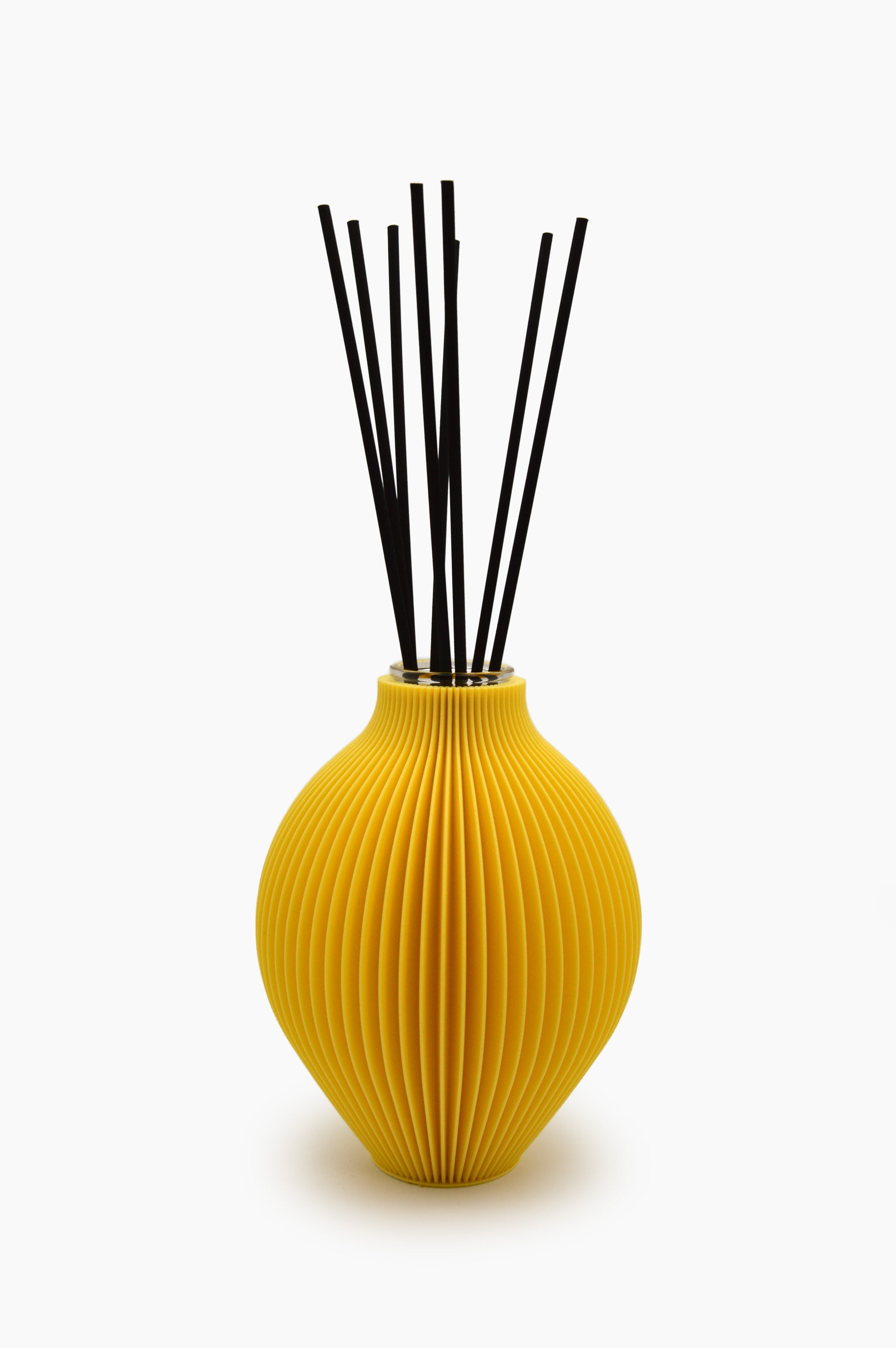 Diffusore di profumo con bastoncini all'interno di una fiala in vetro