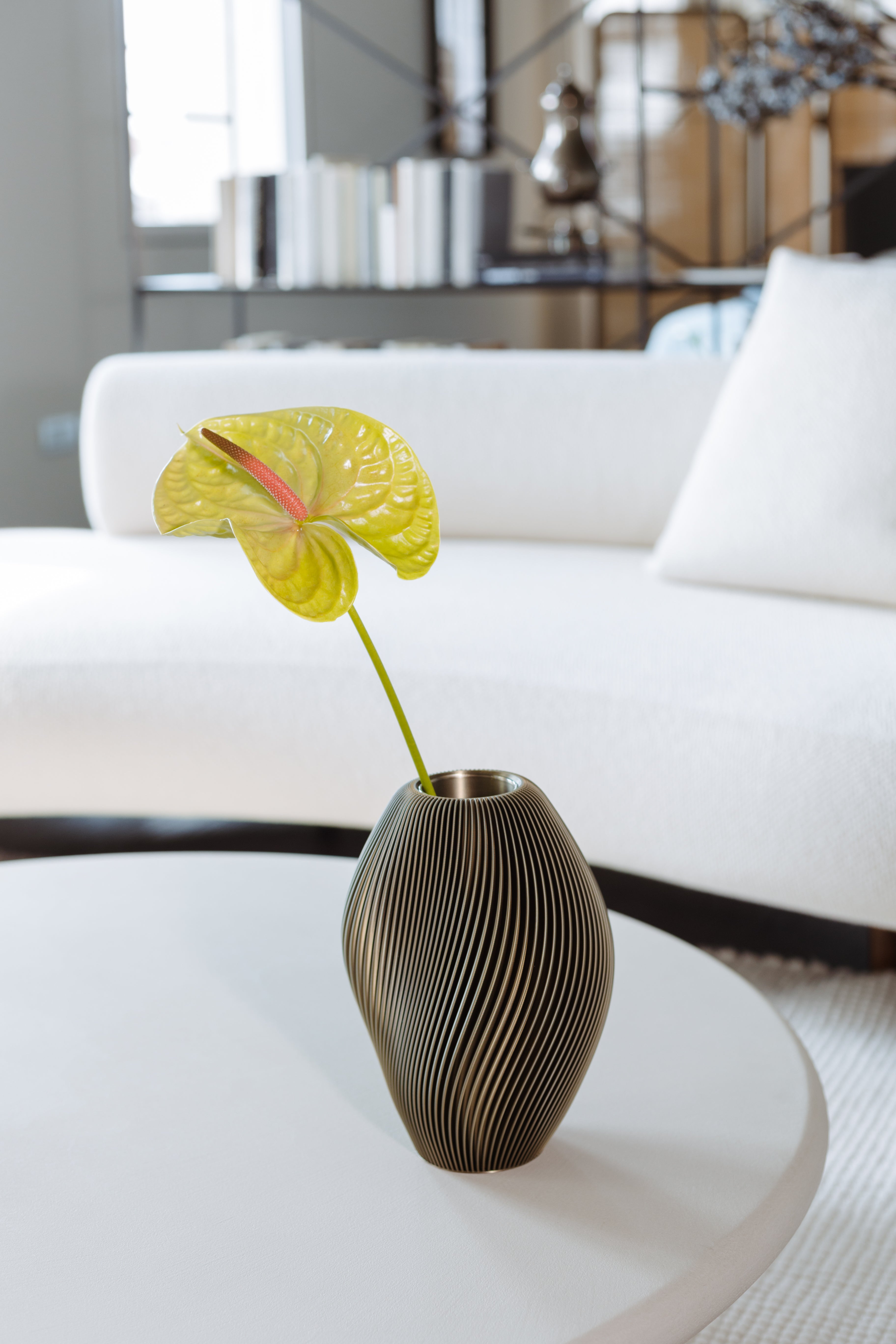 Vaso Verde Oliva all'interno di un salone di casa moderna