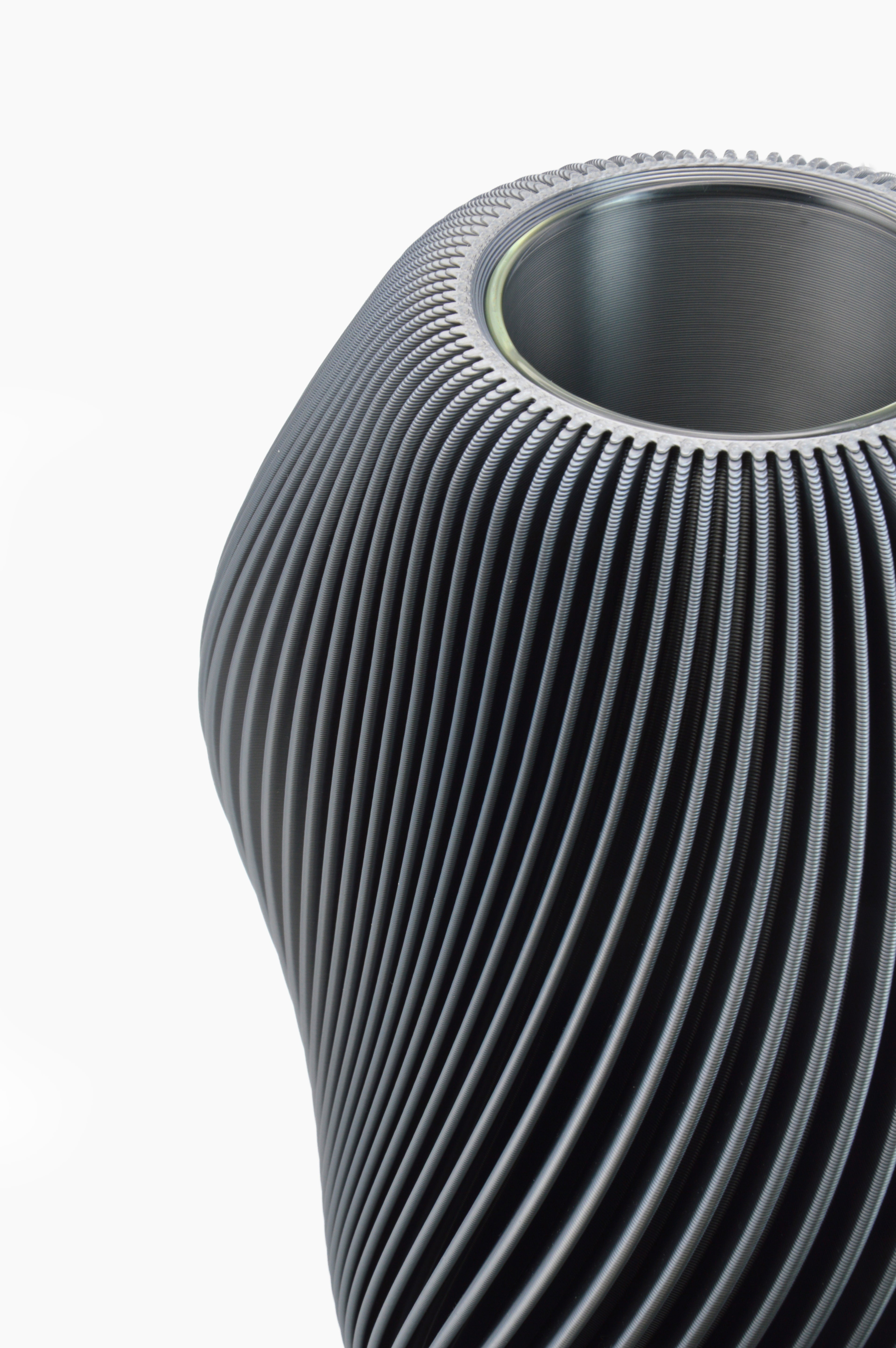 Vaso moderno blu dalle linee sinuose