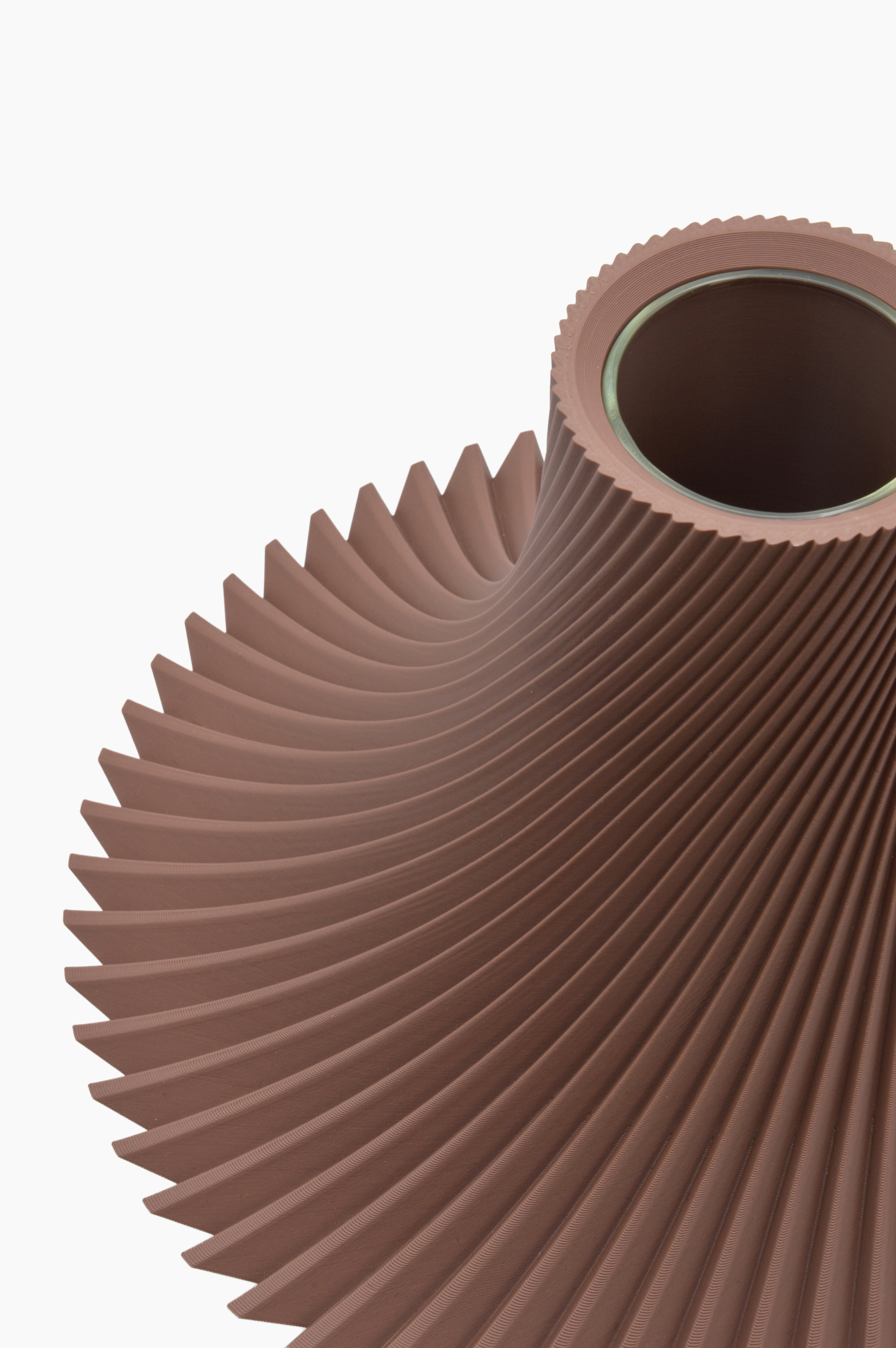 Vaso marrone cioccolato visto da vicino per arredare casa