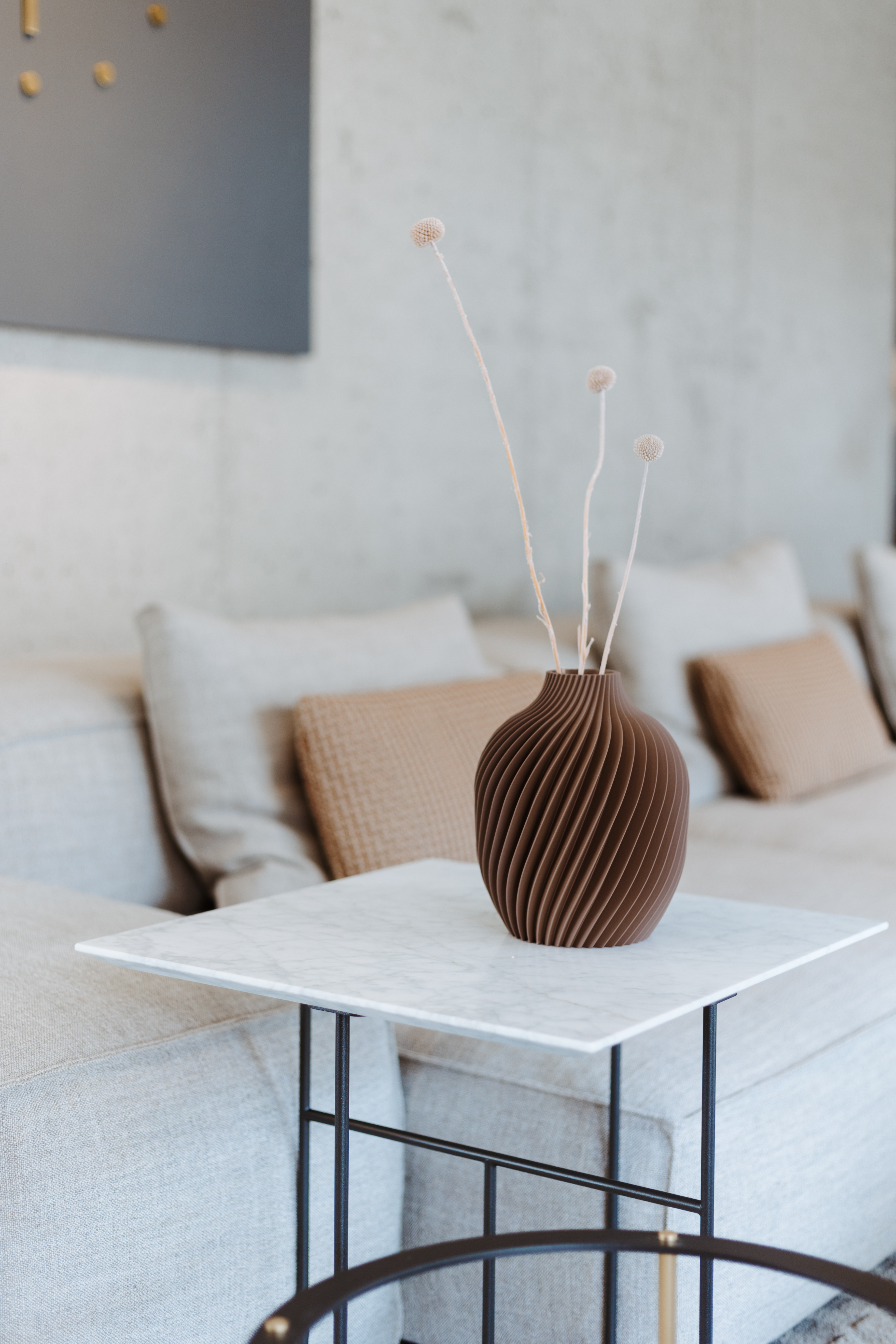 Vaso marrone dentro casa