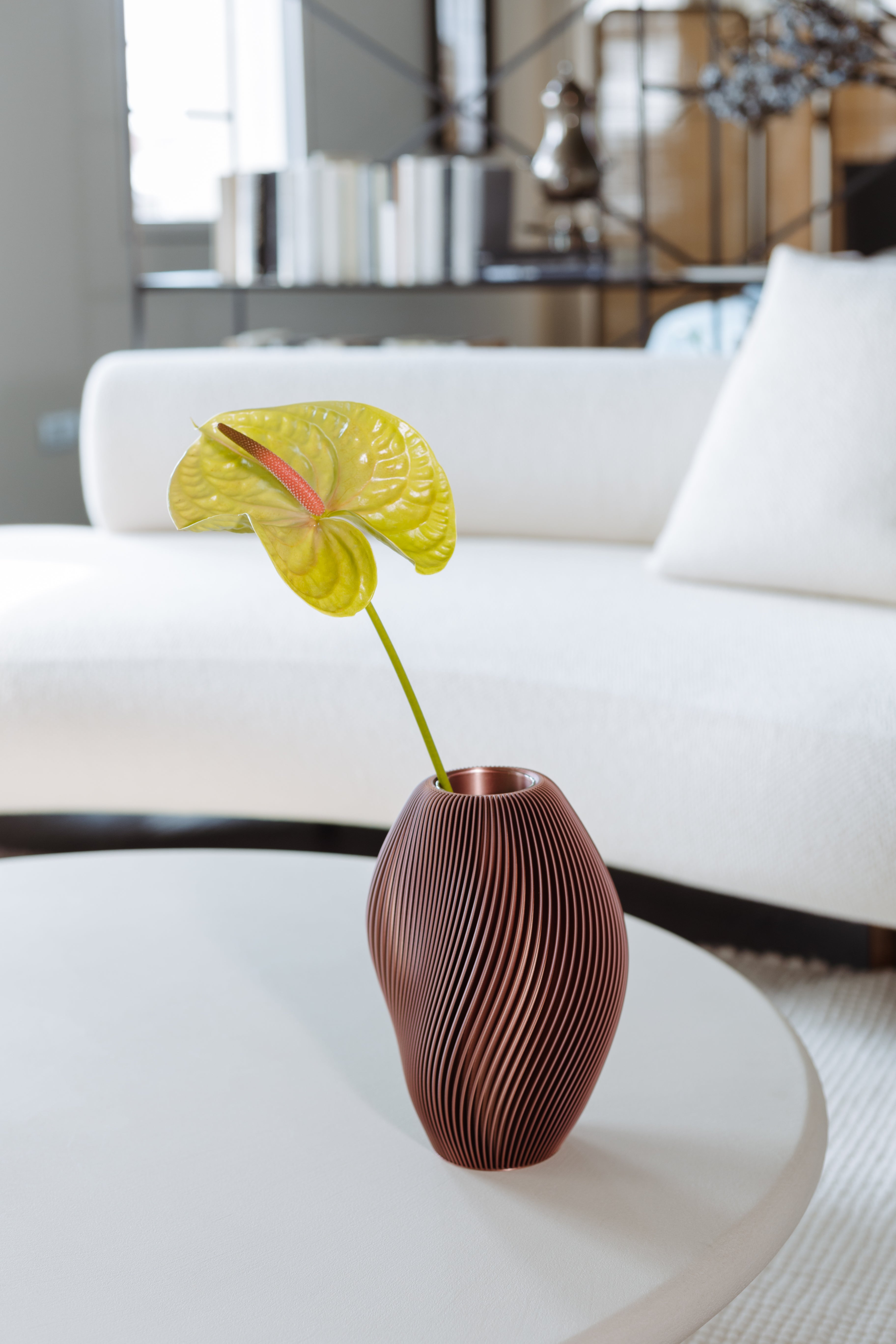 Vaso Venux color rame all'interno di un salone moderno