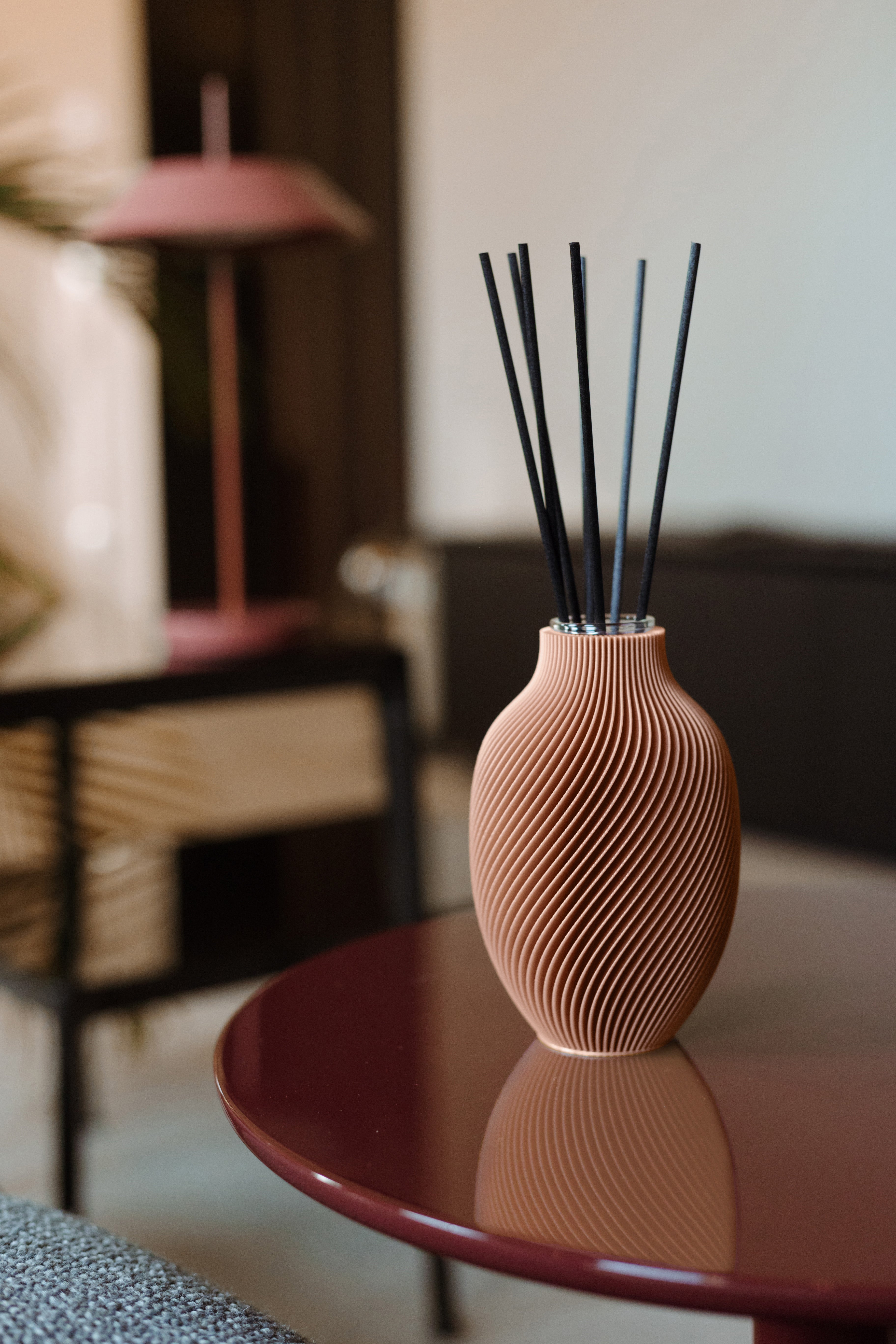 Diffusore di profumo rosa cipria in salone moderno