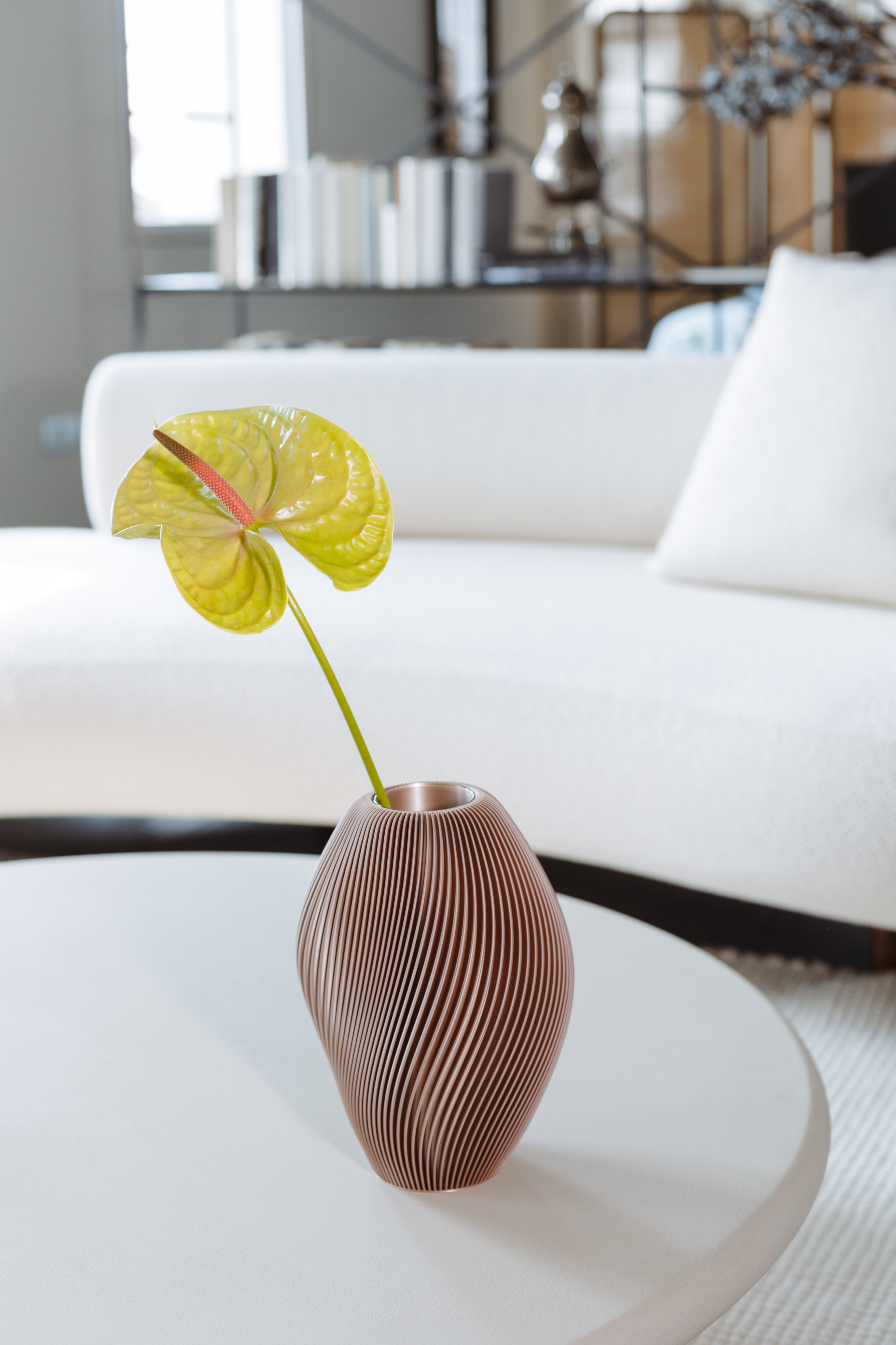 Vaso moderno di design dalle linee sinuose