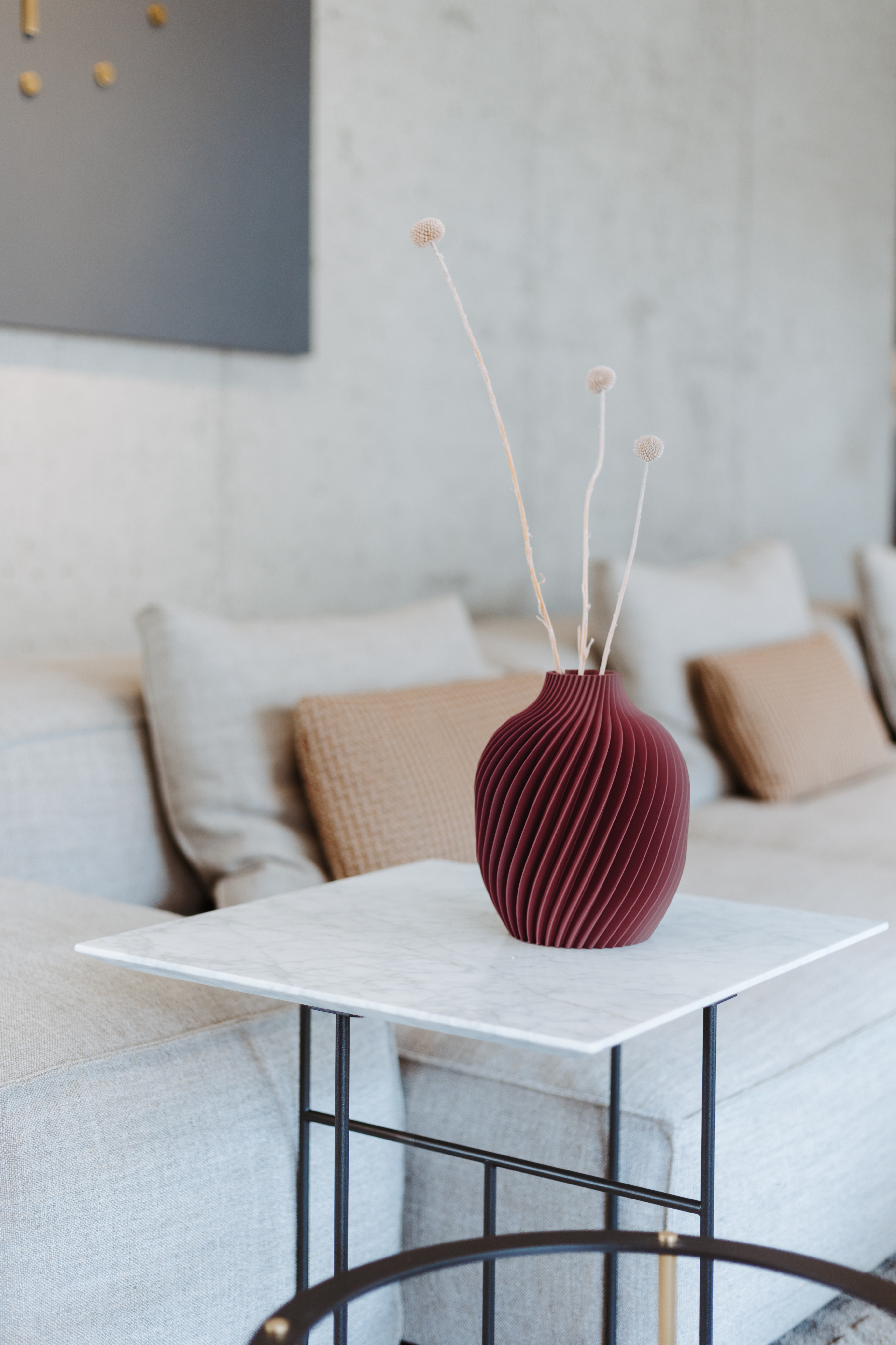 Vaso a spirale borgogna all'interno di un salone moderno